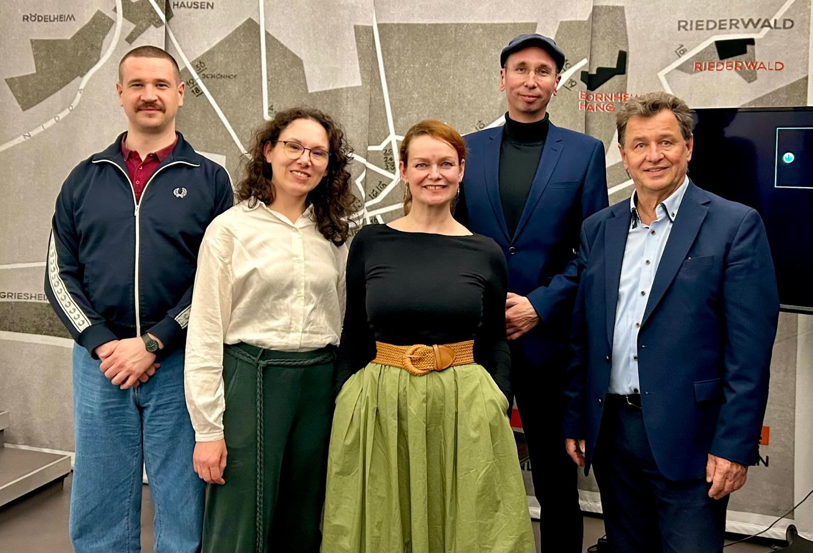 Die Gastgeber Christina Treutlein (Geschäftsführerin der Ernst-May-Gesellschaft) und Florian Wehrle (Volontär) mit dem Fritz50-Team