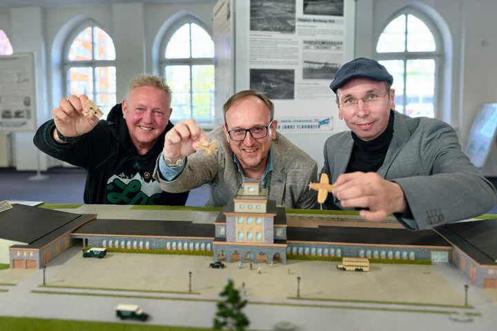 Jörg Schneider (v.l.) vom Jugendhaus "UK", Jörg Vieweg vom Bürgerverein und Norbert Engst vom Chemnitzer Geschichtsverein am historischen Modell. © Uwe Meinhold